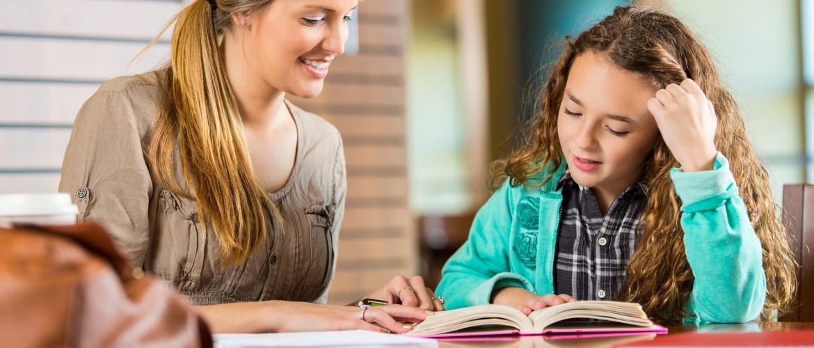 Nachhilfe Lotus Academy Nachhilfelehrerin mit Nachhilfeschülerin